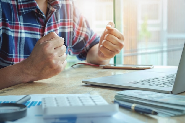 Investissement boursier et marché boursier. Hommes d&#39;affaires montrant des signes