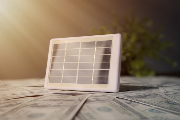 Investissement sur le concept d'énergie renouvelable Les panneaux solaires sont situés sur de nombreux dollars La lumière du soleil L'énergie renouvelable avait besoin d'énergie propre pour résoudre le réchauffement climatique