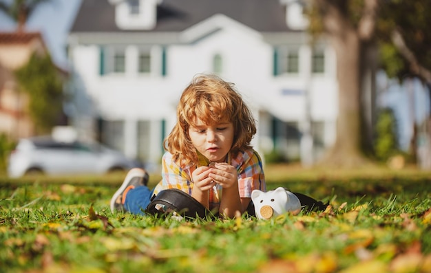 Investissements bancaires enfant tirelire économisant de l'argent enfant garçon avec la finance bancaire