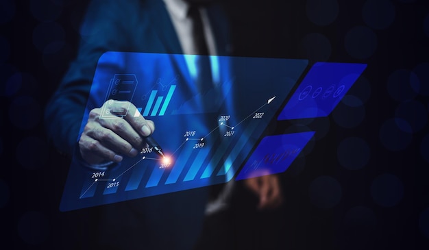 Investisseur ou Trader tenant un graphique numérique sur un écran visuel de technologie pour le trading en ligne du marché boursier forex ou de la bourse
