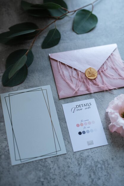 Invitation De Mariage Dans Une Enveloppe Grise Sur Une Table Avec Des Brins Verts