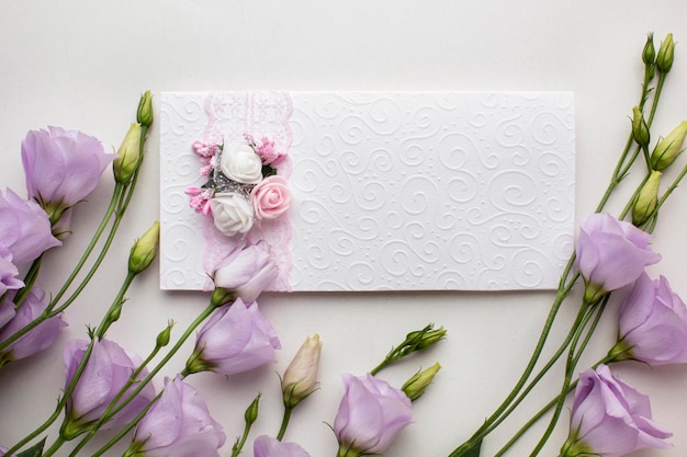 Invitation de mariage et fleurs