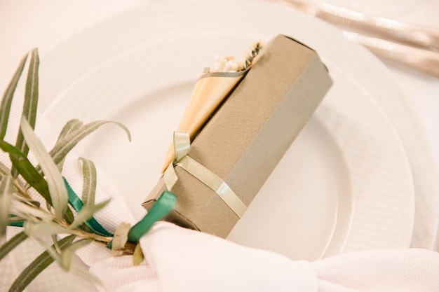 Invitations de mariage et décorations petits cadeaux pour les invités sur des assiettes maquette de décor de mariage