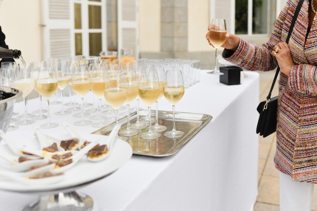 Photo un invité de mariage prend du champagne et des serveurs versent du champagne