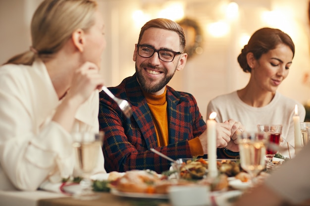 Invités appréciant le dîner de Noël