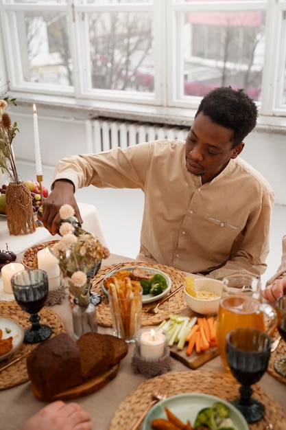 Invités assistant au mariage et mangeant à table