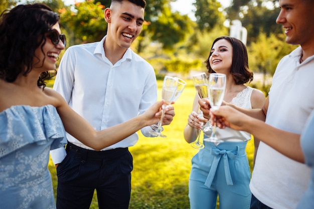 Les invités au mariage trinquent. Les invités trinquent et applaudissent lors d'une célébration élégante.