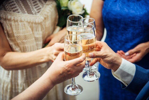 Les invités et les parents de différents âges au mariage lèvent leurs verres avec du champagne festif