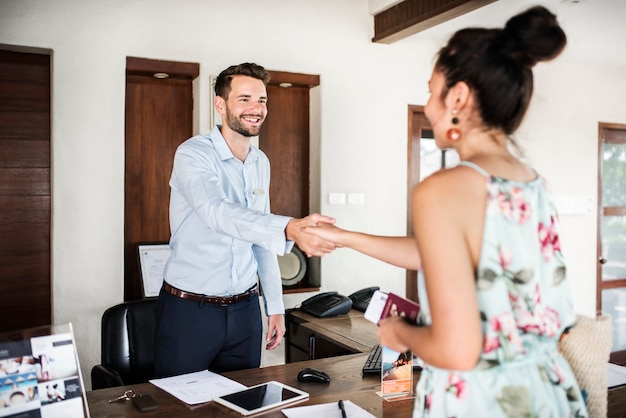 Invités se rendant à un hôtel