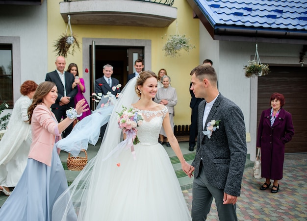 Les invités vert couple de mariage alors qu&#39;ils marchent des portes