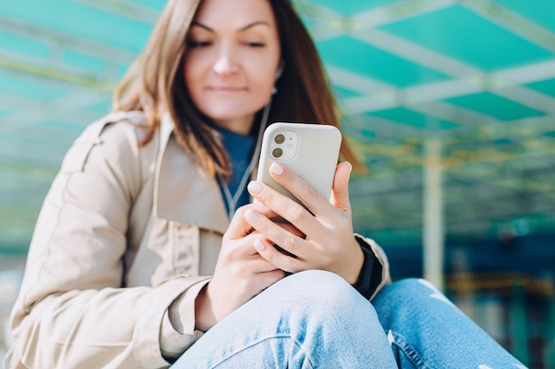 iPhone 11 dans les mains d'une femme. Notion de connexion