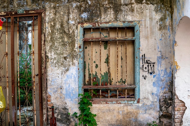 IPOH PERAK MALAISIE 12 septembre 2018 Portes et fenêtres et arbres sur de vieux murs en béton à l'un des célèbres sentiers pédestres du patrimoine dans la vieille ville d'Ipoh Perak