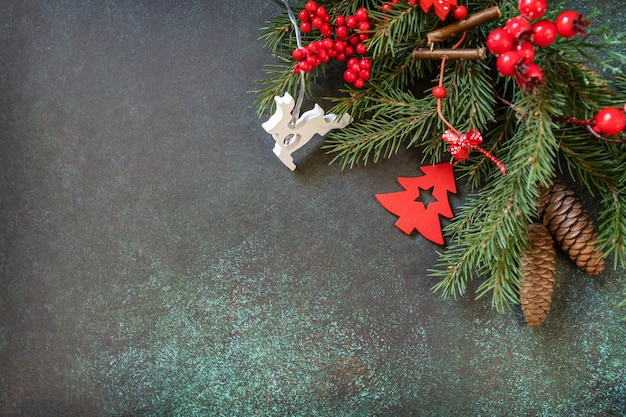 ir branche d'arbre et décorations de Noël avec sur un fond de pierre vert foncé Espace de copie