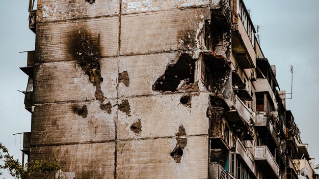 Photo irpin ukraine 22 mai 2022 les conséquences de l'agression de l'armée russe ont bombardé des appartements et des maisons incendiés