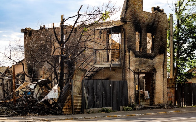 Photo irpin ukraine 22 mai 2022 façade détruite de la maison en raison de l'impact d'un projectile russe racisme guerre en ukraine destruction de bâtiments civils