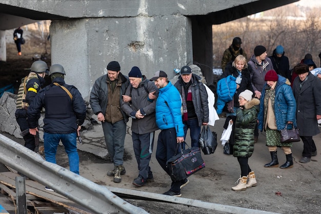 IRPIN UKRAINE 9 mars 2022 Guerre en Ukraine Des milliers d'habitants d'Irpin doivent abandonner leurs maisons et évacuer alors que les troupes russes bombardent une ville paisible Réfugiés de guerre en Ukraine