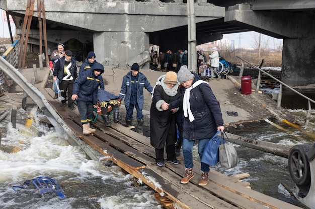 IRPIN UKRAINE 9 mars 2022 Guerre en Ukraine Des milliers d'habitants d'Irpin doivent abandonner leurs maisons et évacuer alors que les troupes russes bombardent une ville paisible Réfugiés de guerre en Ukraine