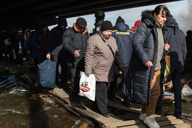 IRPIN UKRAINE 9 mars 2022 Guerre en Ukraine Des milliers d'habitants d'Irpin doivent abandonner leurs maisons et évacuer alors que les troupes russes bombardent une ville paisible Réfugiés de guerre en Ukraine