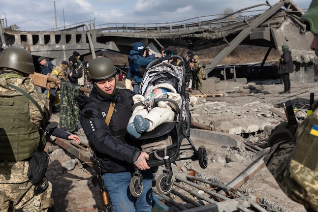 IRPIN UKRAINE 9 mars 2022 Guerre en Ukraine Des milliers d'habitants d'Irpin doivent abandonner leurs maisons et évacuer alors que les troupes russes bombardent une ville paisible Réfugiés de guerre en Ukraine
