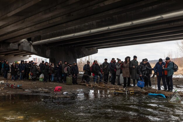 IRPIN UKRAINE 9 mars 2022 Guerre en Ukraine Des milliers d'habitants d'Irpin doivent abandonner leurs maisons et évacuer alors que les troupes russes bombardent une ville paisible Réfugiés de guerre en Ukraine