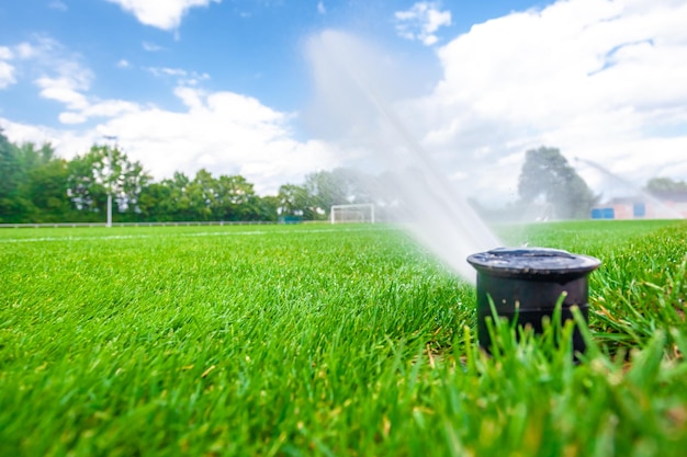 Irrigation à l'aide de jets d'eau sous pression au stade de football