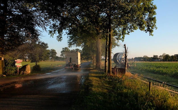 Irrigation ferme champs coucher de soleil montgolfière eau arbres pays-bas