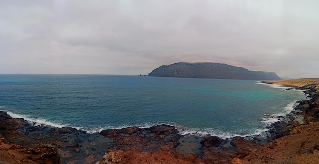 Isla de la Graciosa en un dia nublado