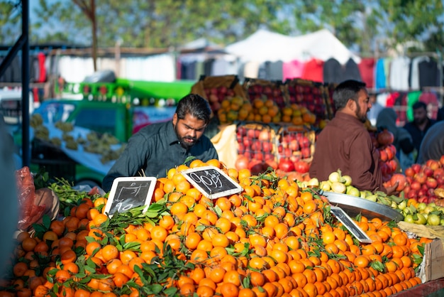 Islamabad, Territoire de la capitale Islamabad, Pakistan - 3 février 2020, un vendeur attend des clients du marché aux légumes pour vendre des fruits orange.