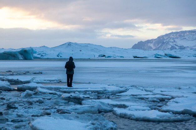 L'Islande, les icebergs flottant. Glaces et cendres volcaniques. Lagune glaciaire. La glace fondante. Côte sud de l'Islande. Lagune de Jokullsarlon