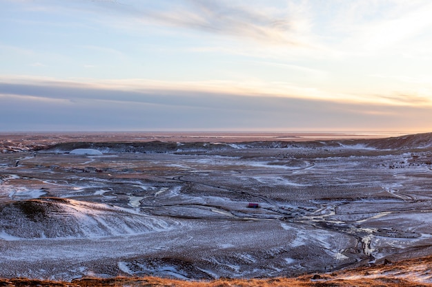 Islande. Vallée de la vapeur de Reykjadalur près de Reykjavik, en Islande avec des collines couvertes de blanc en hiver