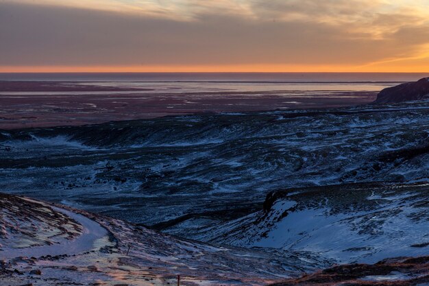 Islande. Vallée de la vapeur de Reykjadalur près de Reykjavik, en Islande avec des collines couvertes de blanc en hiver