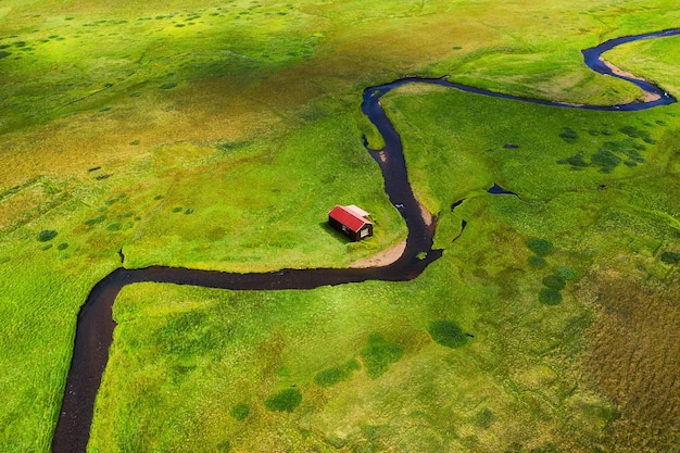 Islande Vue aérienne sur le champ de maison seul et la rivière Paysage en Islande pendant la journée Paysage depuis un drone Image de voyage