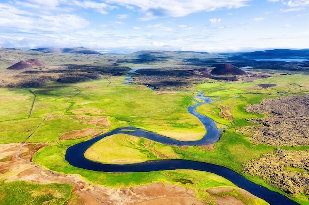 Islande Vue aérienne sur le champ de montagne et la rivière Paysage en Islande pendant la journée Paysage depuis un drone Image de voyage