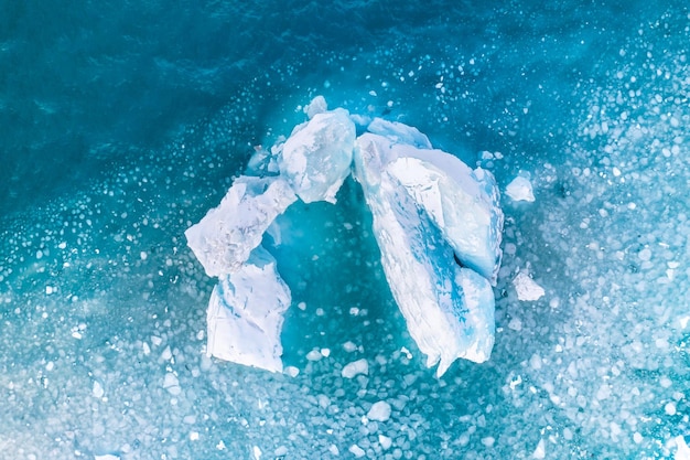 Islande Vue aérienne d'un iceberg Paysage d'hiver depuis un drone Iceberg Lagoon de Jokulsarlon Parc national de Vatnajökull Islande Voyager le long de l'anneau d'or en Islande