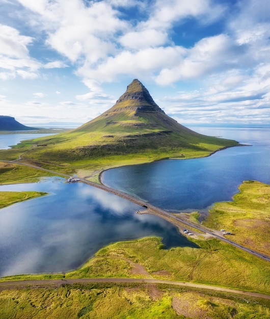 Islande Vue aérienne sur la montagne et l'océan Paysage en Islande pendant la journée Lieu célèbre en Islande Paysage depuis un drone Image de voyage