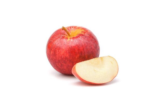 Isolat de pomme rouge sur fond blanc