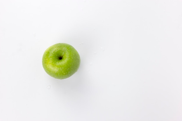 Un isolat de pommes vertes mûres fraîches sur fond blanc pomme saine pour la cuisson