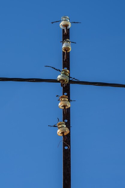 Photo isolateurs en verre sur un poteau électrique désaffecté