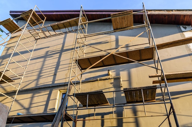 Isolation de la maison avec échafaudage en polystyrène sur bâtiment