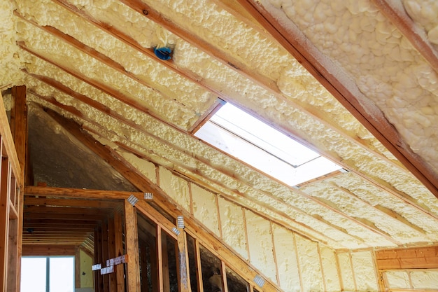 Photo isolation des murs intérieurs dans une maison en bois, bâtiment en construction