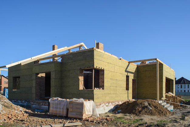 Isolation thermique des murs extérieurs avec de la laine minérale dans une maison privée en construction