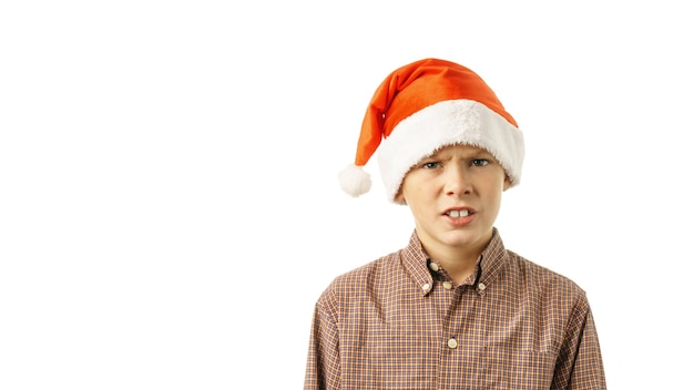Isolé sur fond blanc enfant en colère en bonnet de Noel. bannière de noël