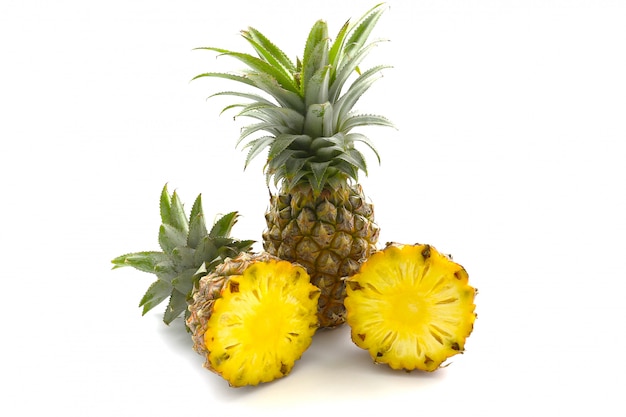 Isolé de fruits d'ananas sur blanc