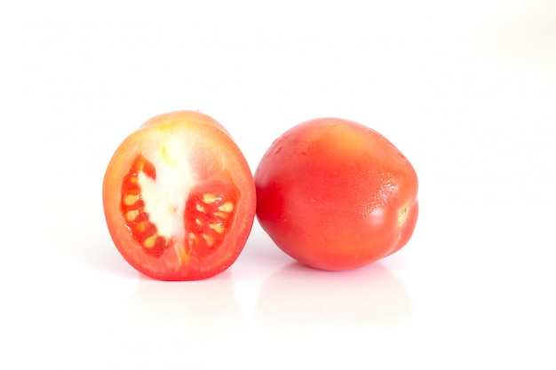 Isolé de tomates fraîches sur fond blanc