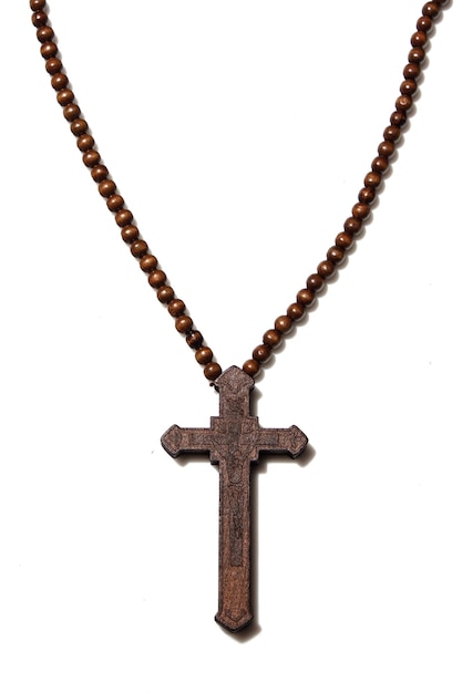 Photo isolement collier croix chrétienne en bois sur fond blanc