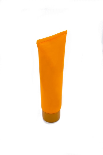 Isoler sur un fond blanc Le tube compressible ou le tube pliable est un emballage pliable