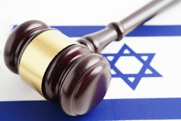 Israël Justice juridique et accord marteau de tribunal en bois sur le drapeau