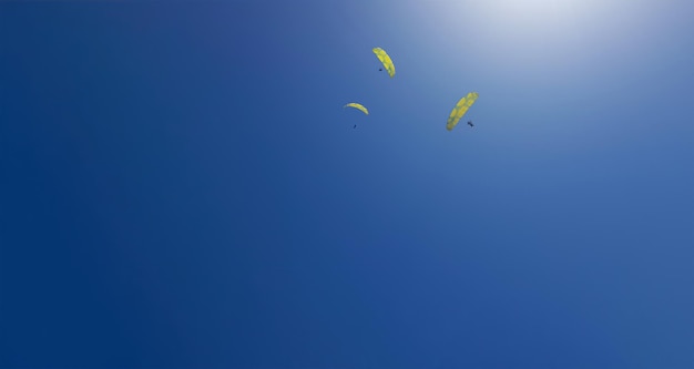 Israël trois parachutistes dans le ciel bleu au soleil Pris sur un téléphone mise au point sélective