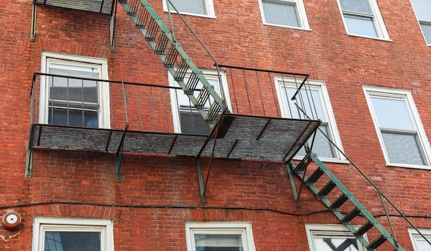 Une issue de secours se trouve sur le côté d'un bâtiment.