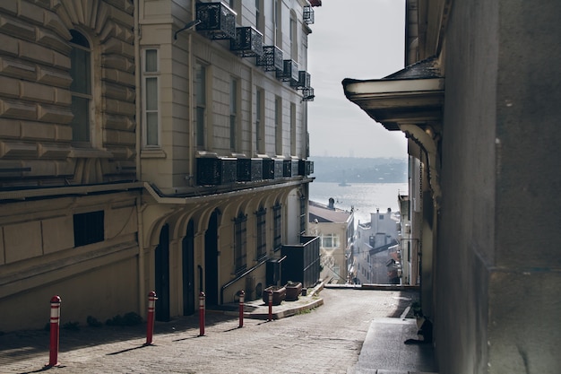 Istanbul côté rue avec vue sur le Bosphore le matin